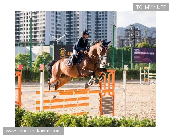 美国骑手艾丽西亚·伯杰和凯特·福夸在巴黎青少年马术比赛中表现出色，获得多项荣誉。